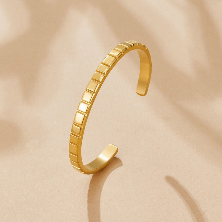 Tasha Ribbed Gold Bangle
